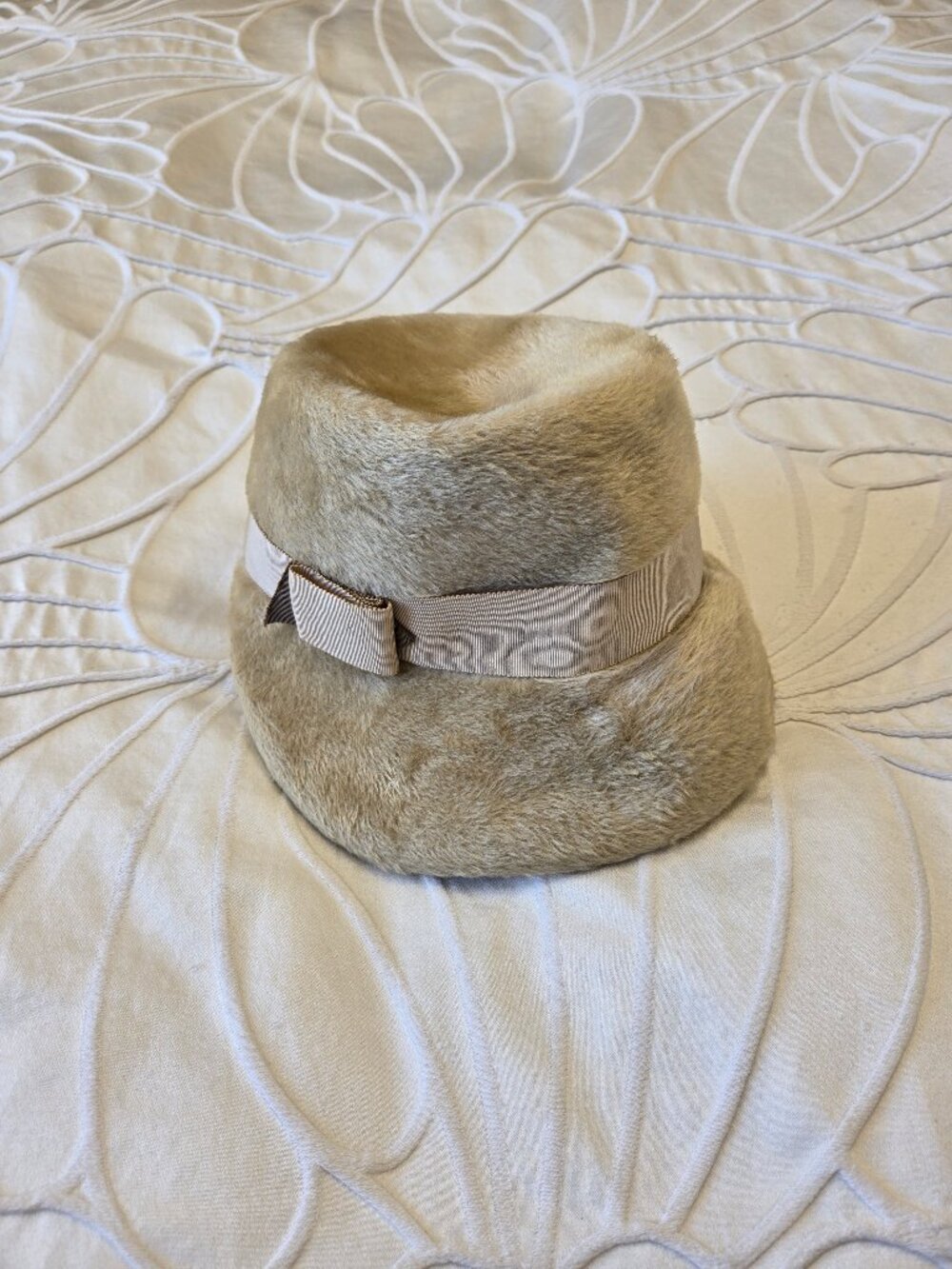 FISHER - Beaver De Luxe - 1960's Vintage Tan Cloche Hat